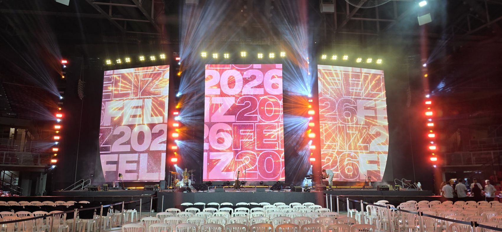 Palco com três painéis de LED e iluminação cênica no CFO, em Fortaleza
