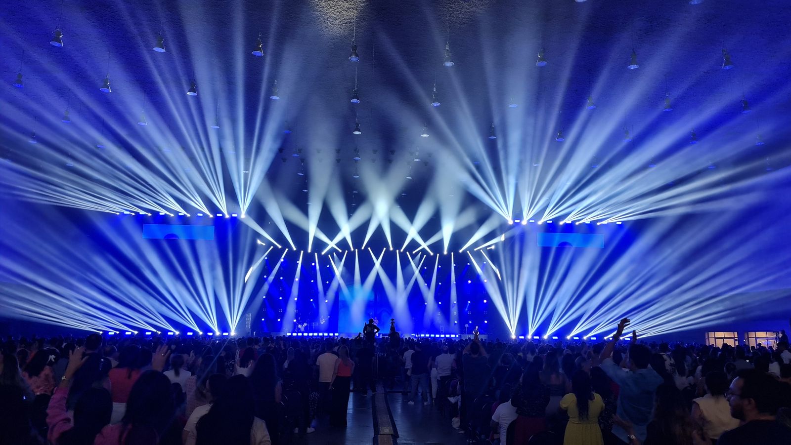 Grid de iluminação cênica sobre o público na Conferência Nordeste, no Centro de Eventos de Fortaleza