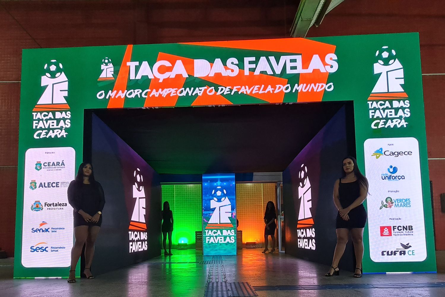 Túnel de LED da Taça das Favelas Ceará com pórtico, laterais e totem central